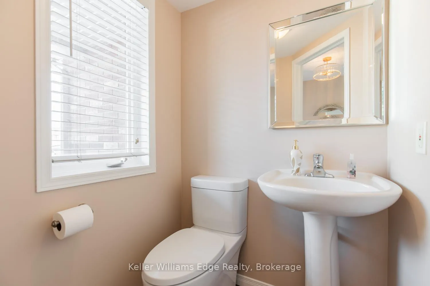 Photo 4 of Unit 2, 188 Livingston Avenue, Grimsby, Grimsby West — HOMEH