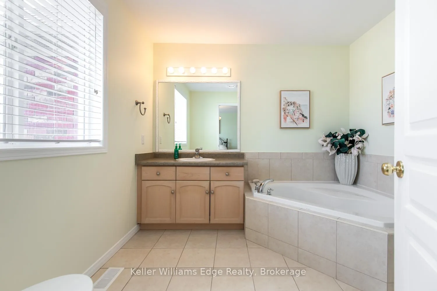 Photo 21 of Unit 2, 188 Livingston Avenue, Grimsby, Grimsby West — HOMEH