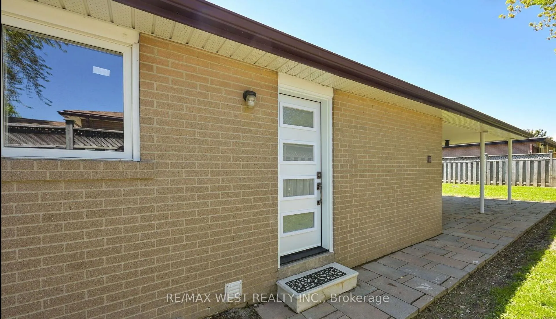 Photo 2 of Unit Basement, 15 Flavian Crescent, Brampton, Southgate — HOMEH