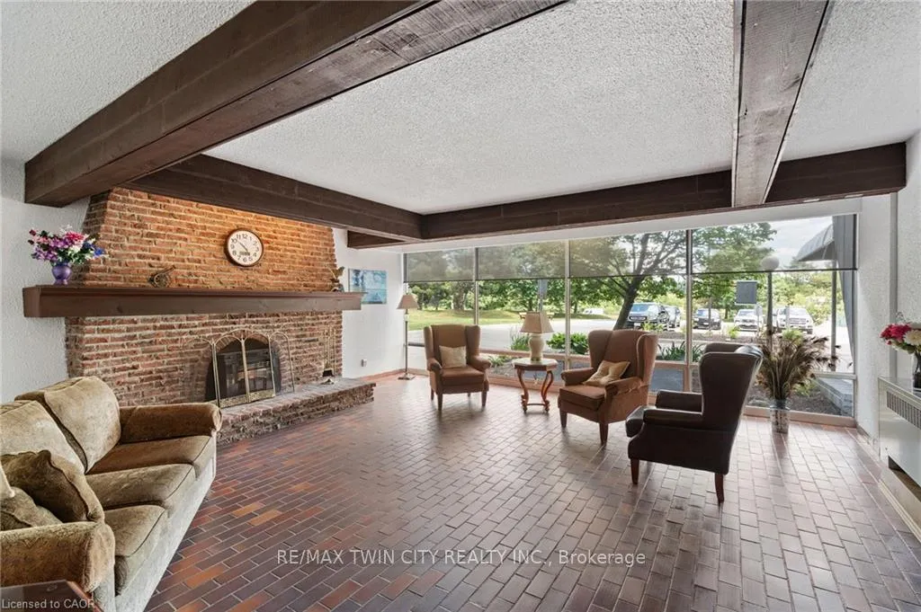 Photo 5 of 225 harvard Place E, Waterloo, Lincoln Heights — HOMEH