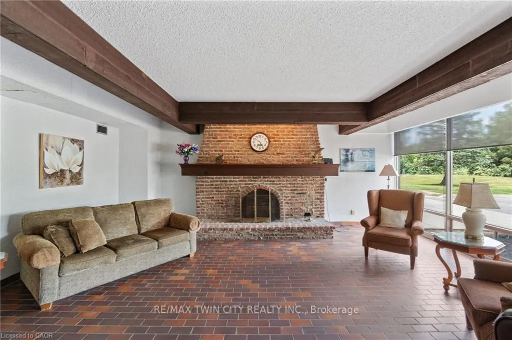 Photo 6 of 225 harvard Place E, Waterloo, Lincoln Heights — HOMEH