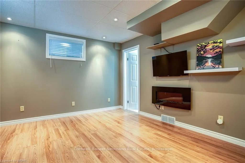 Photo 3 of Unit LOWER, 19 Peachtree Crescent, Guelph, Willow West/Sugarbush/West Acres — HOMEH