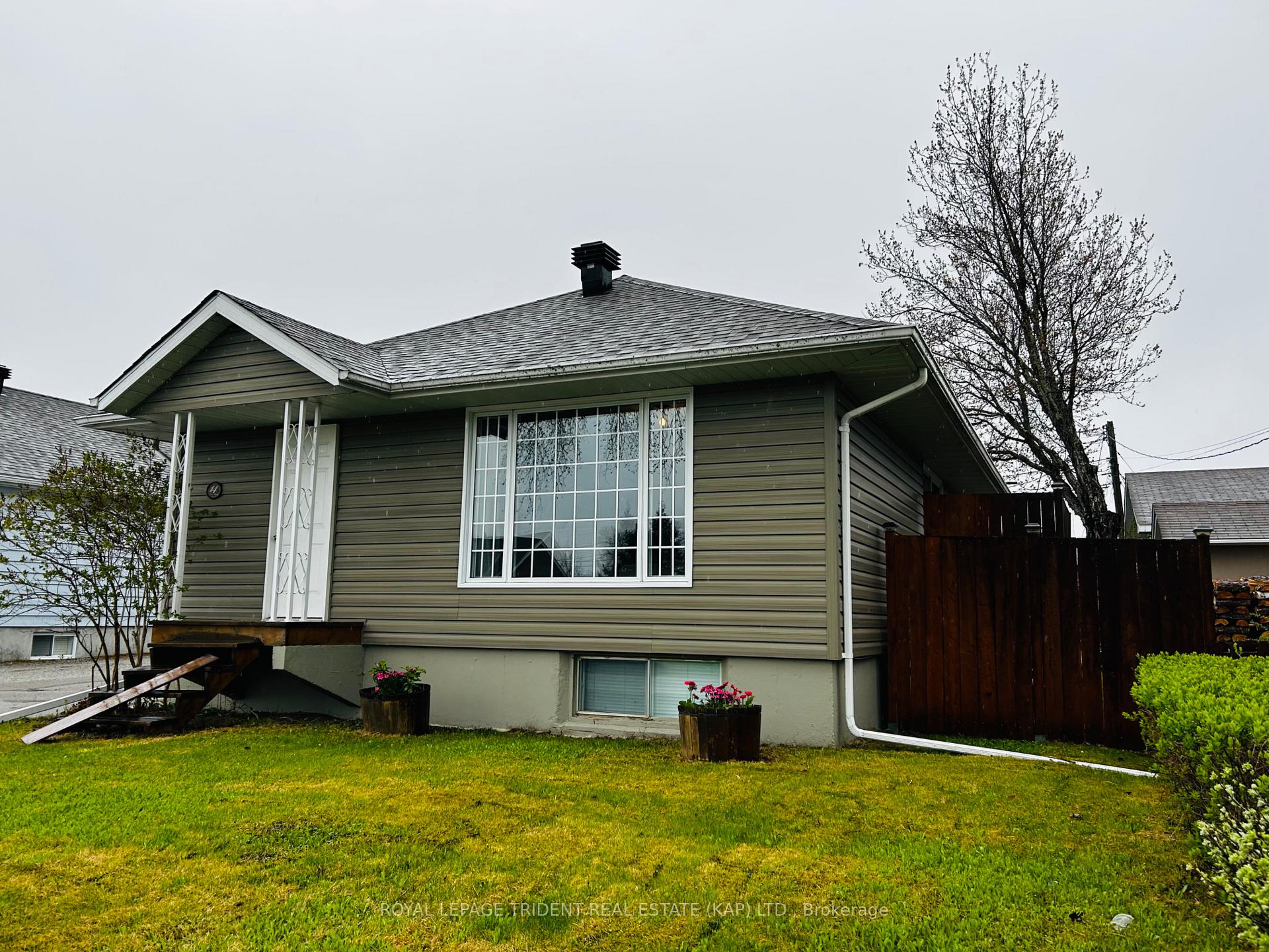 Photo 2 of 14 Elm Street W, Kapuskasing — HOMEH