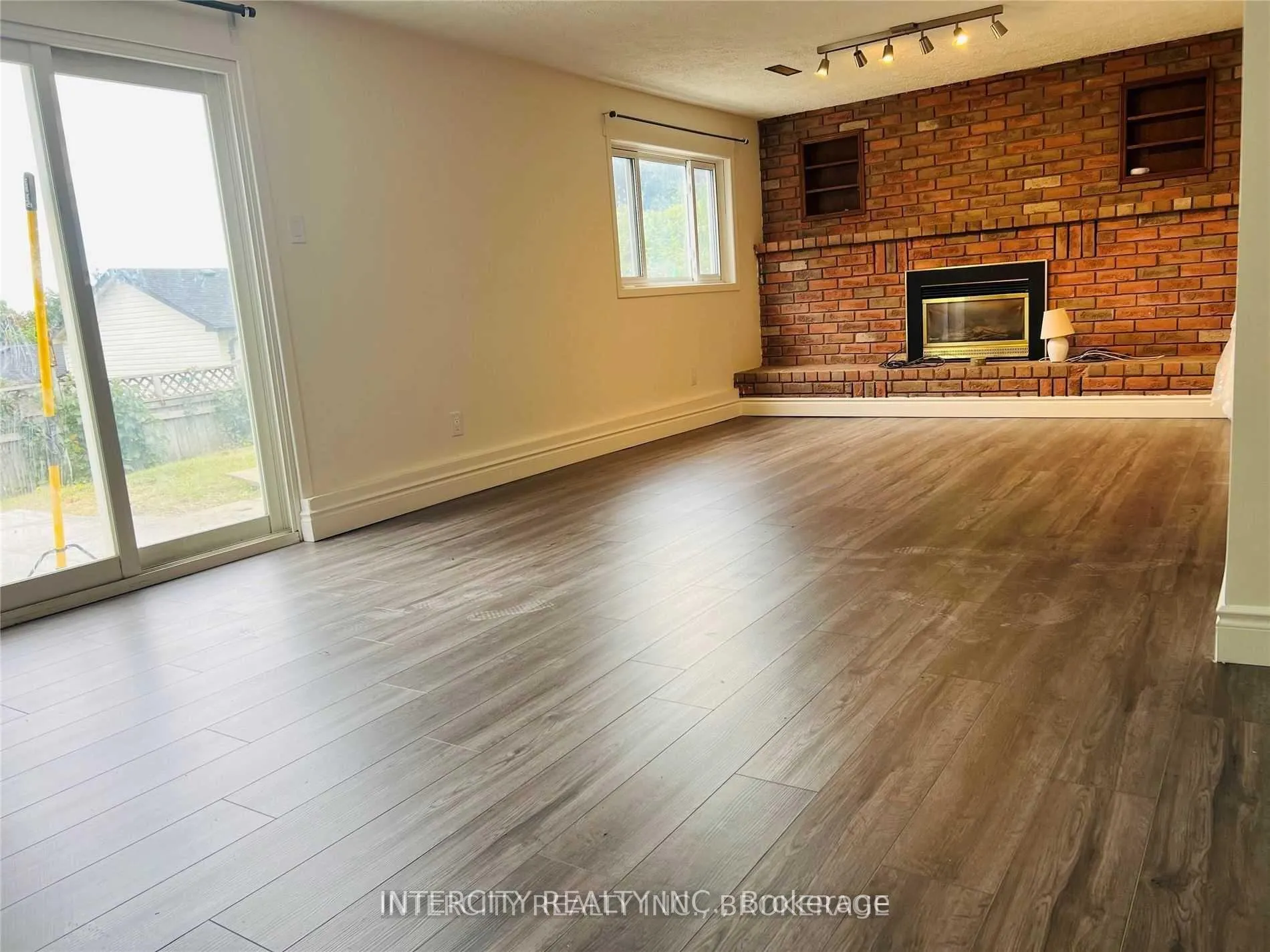 Photo 3 of Unit Walkout Basment, 5 Browning Trail, Barrie, Letitia Heights — HOMEH