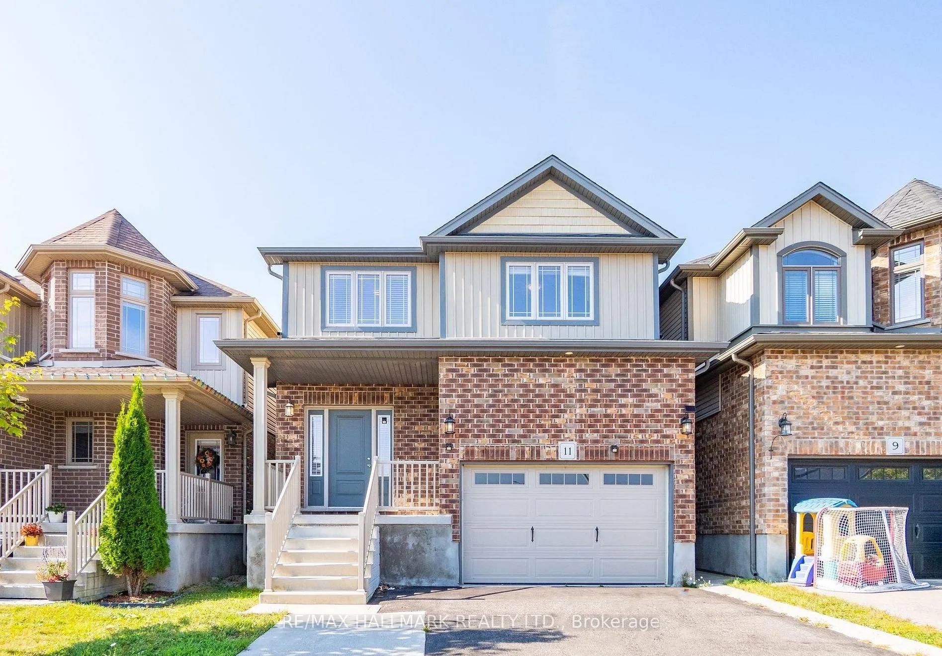 Photo 2 of Unit Upper Bdrm, 11 Burcombe Cross, Guelph, Pineridge/Westminster Woods — HOMEH