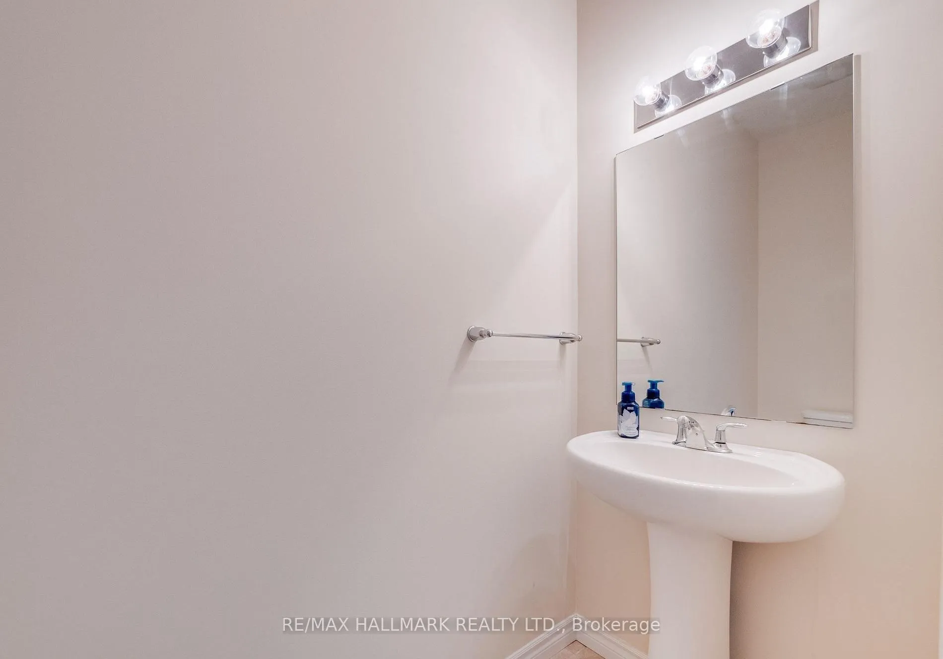 Photo 6 of Unit Upper Bdrm, 11 Burcombe Cross, Guelph, Pineridge/Westminster Woods — HOMEH