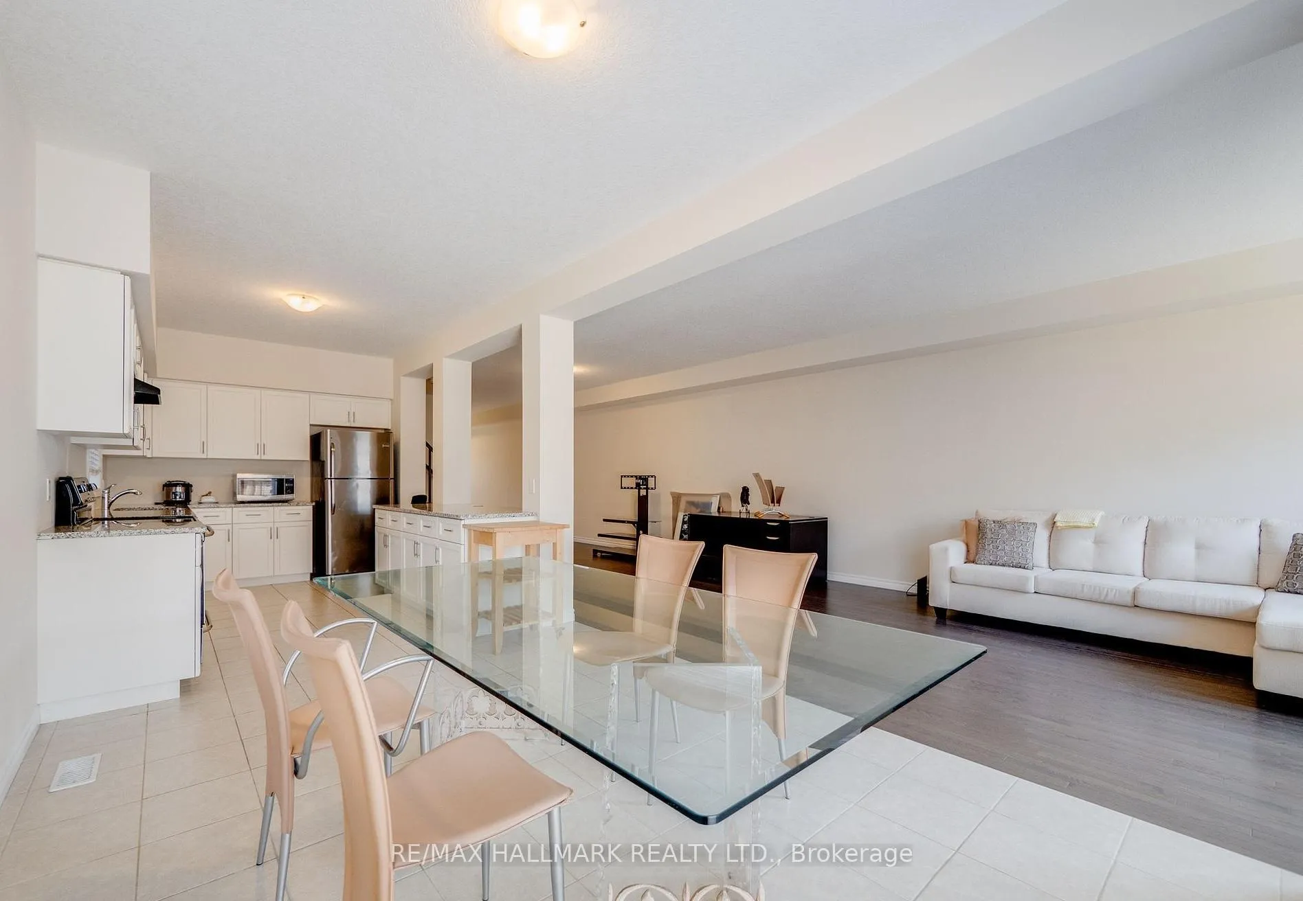 Photo 12 of Unit Upper Bdrm, 11 Burcombe Cross, Guelph, Pineridge/Westminster Woods — HOMEH