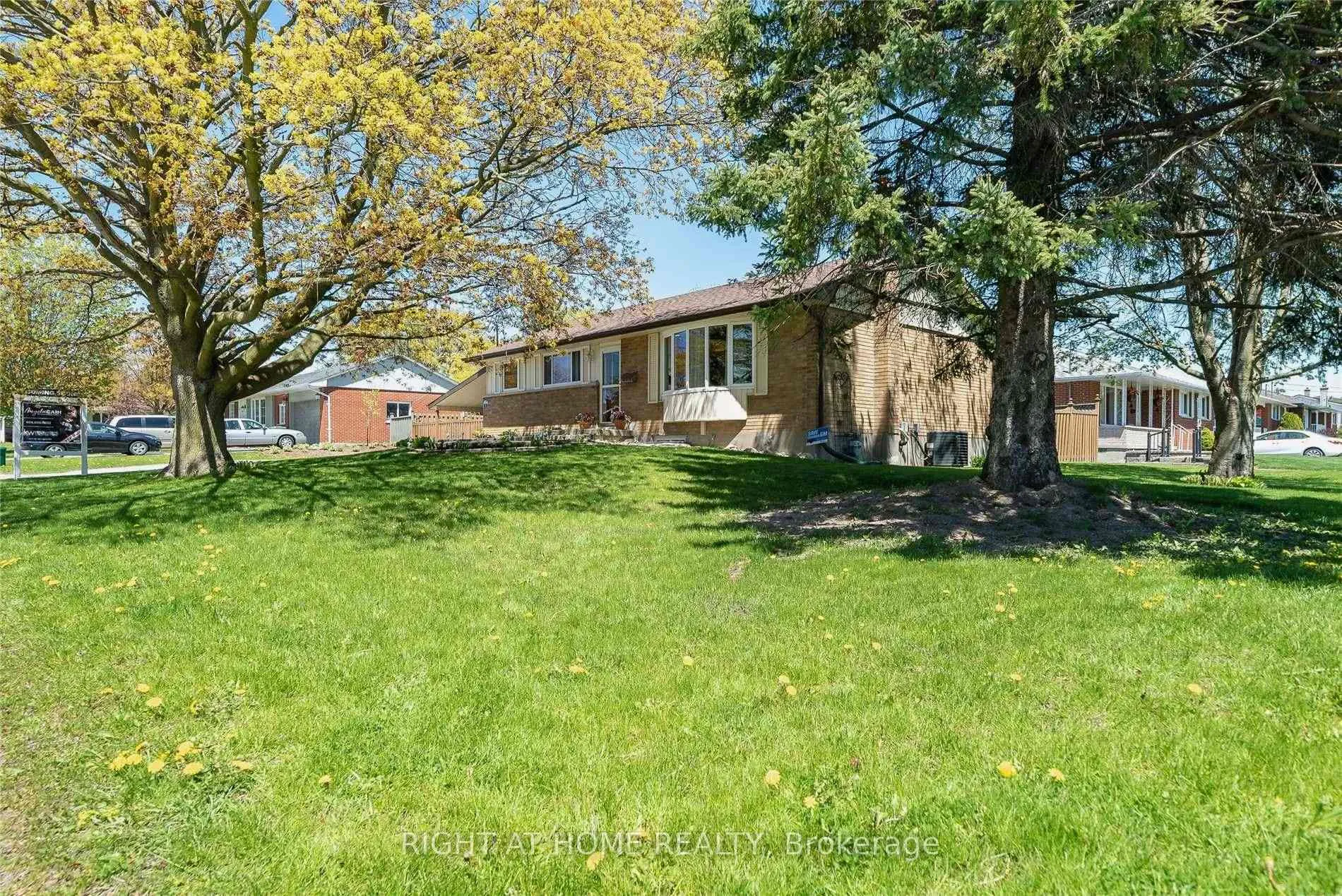 Photo 2 of Unit Main Floor, 5 Parkway Crescent, Clarington, Bowmanville — HOMEH