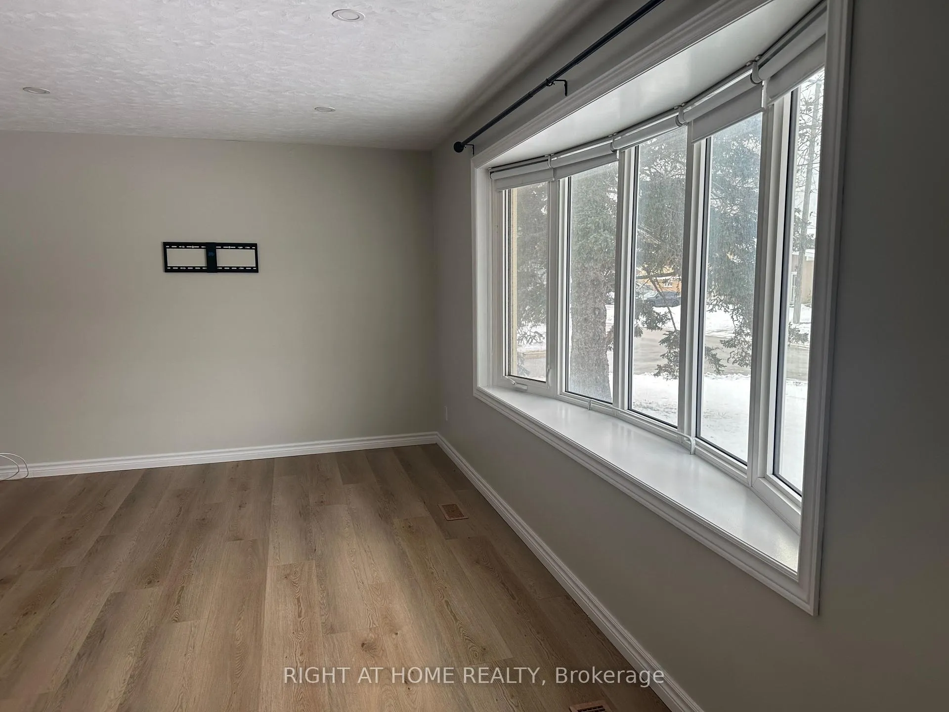 Photo 5 of Unit Main Floor, 5 Parkway Crescent, Clarington, Bowmanville — HOMEH