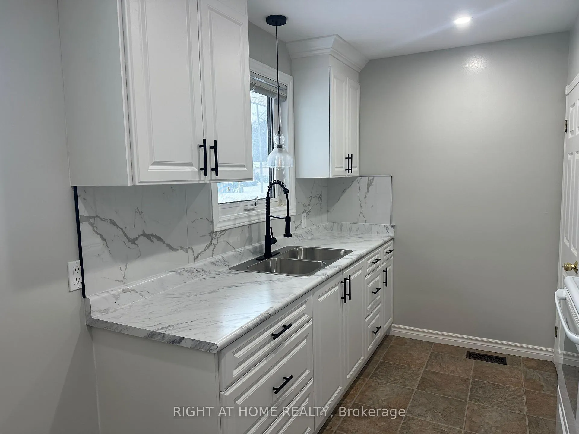 Photo 10 of Unit Main Floor, 5 Parkway Crescent, Clarington, Bowmanville — HOMEH