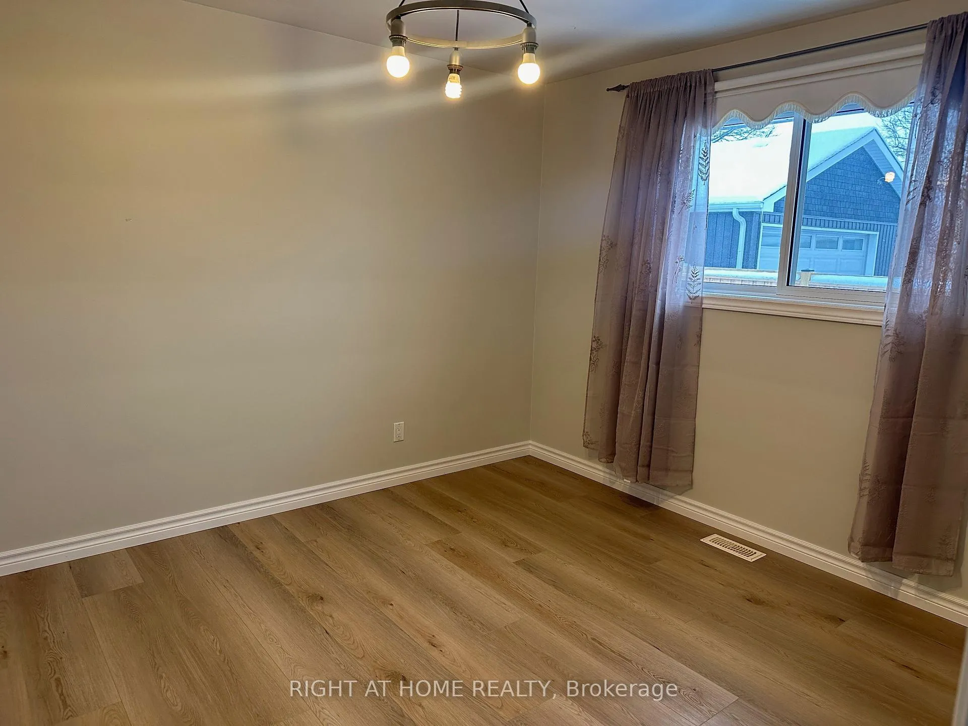 Photo 12 of Unit Main Floor, 5 Parkway Crescent, Clarington, Bowmanville — HOMEH