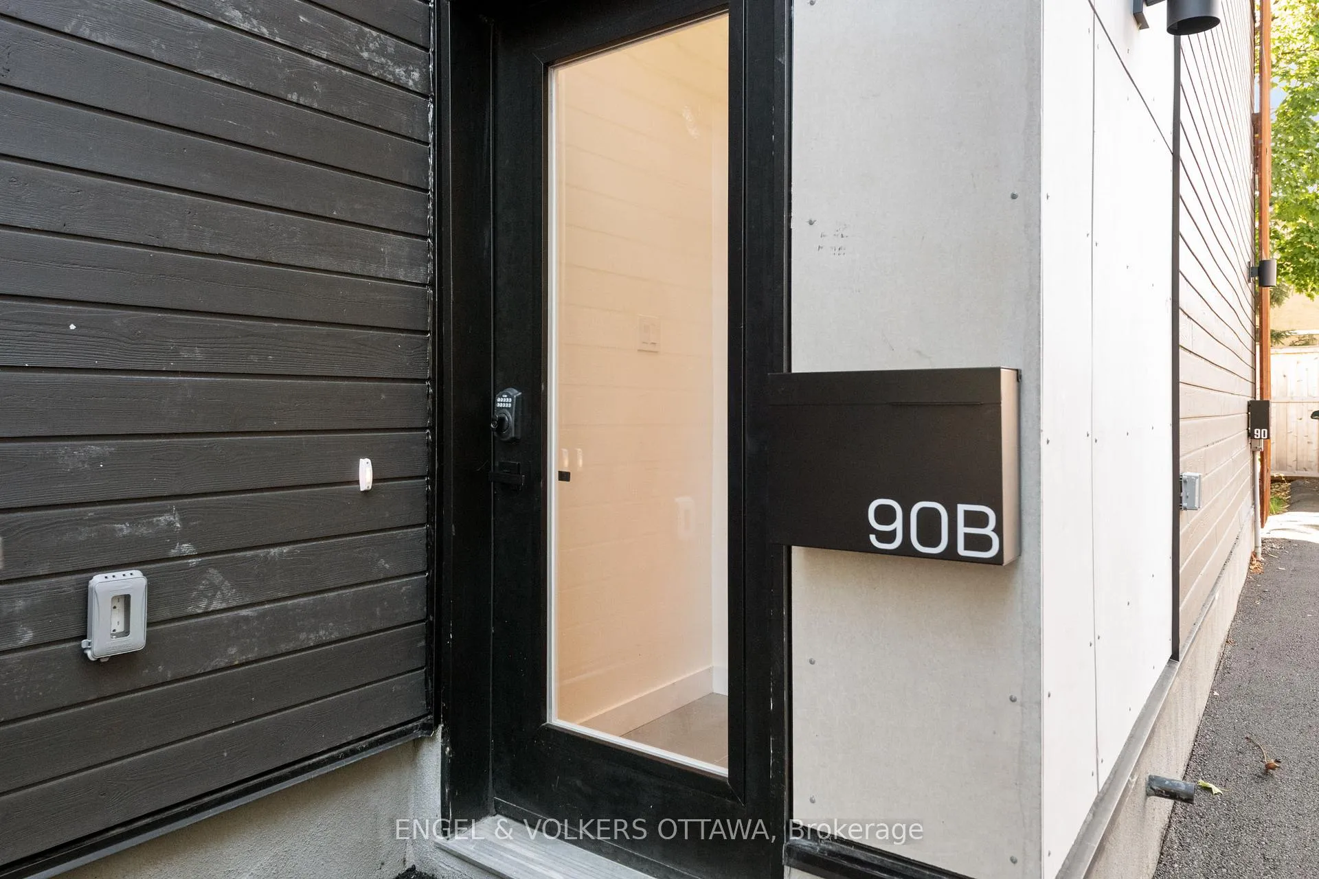 Photo 3 of Unit B, 90 Hamilton Avenue, Ottawa, Ottawa West/Tunneys Pasture — HOMEH