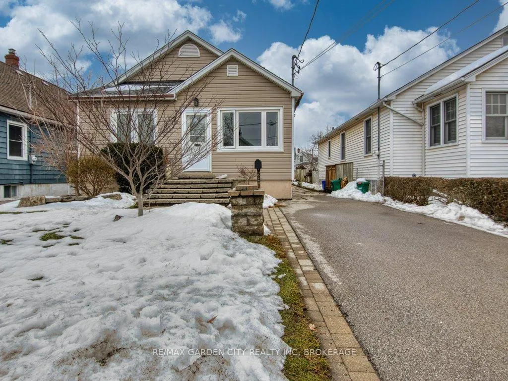 Photo 2 of 28 Charles Avenue, St. Catharines, Facer — HOMEH