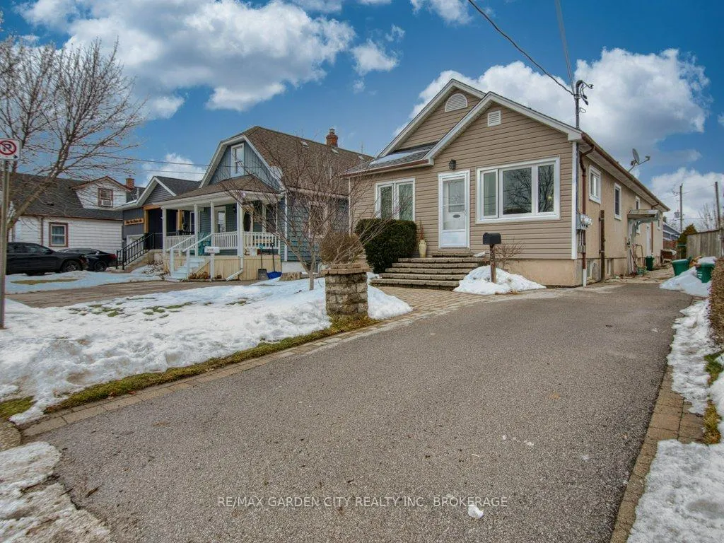 Photo 3 of 28 Charles Avenue, St. Catharines, Facer — HOMEH