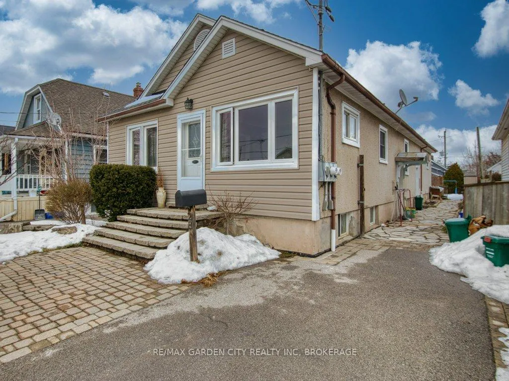 Photo 4 of 28 Charles Avenue, St. Catharines, Facer — HOMEH