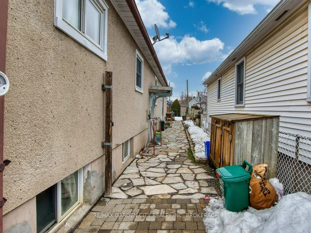 Photo 5 of 28 Charles Avenue, St. Catharines, Facer — HOMEH