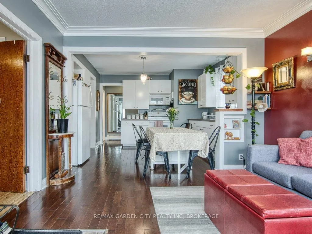 Photo 7 of 28 Charles Avenue, St. Catharines, Facer — HOMEH