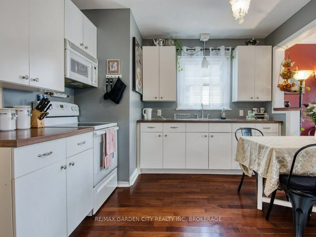 Photo 11 of 28 Charles Avenue, St. Catharines, Facer — HOMEH