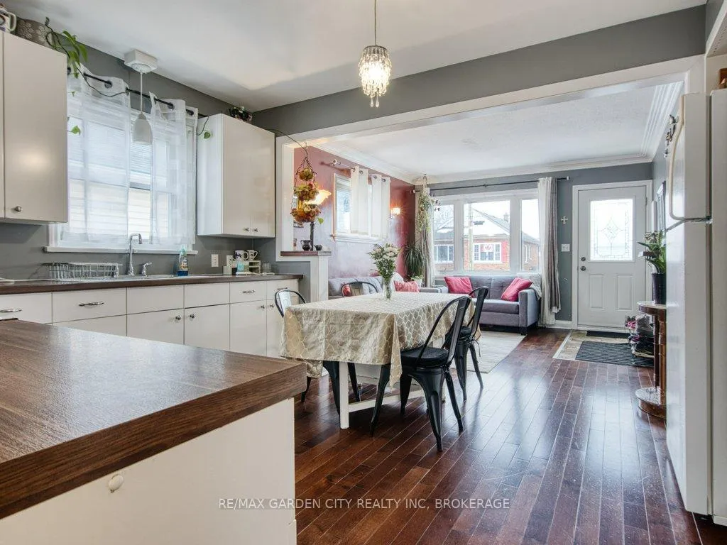 Photo 12 of 28 Charles Avenue, St. Catharines, Facer — HOMEH