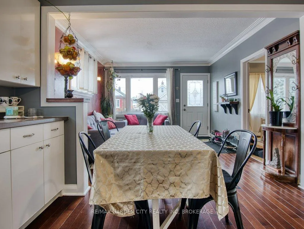 Photo 13 of 28 Charles Avenue, St. Catharines, Facer — HOMEH