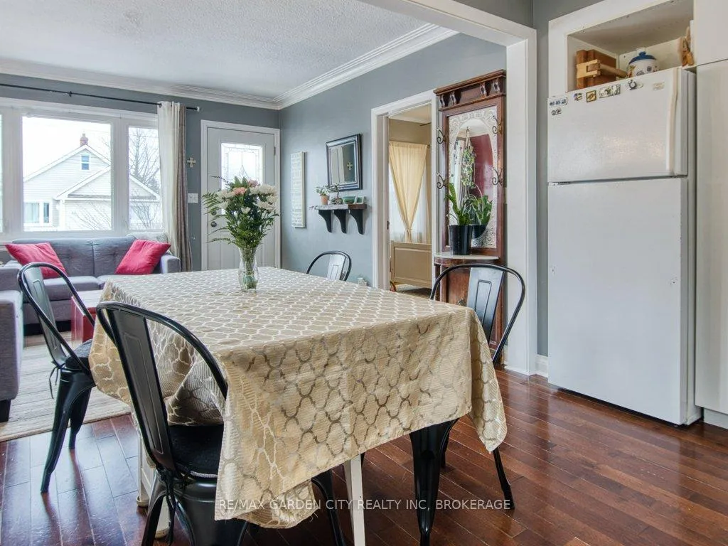 Photo 14 of 28 Charles Avenue, St. Catharines, Facer — HOMEH