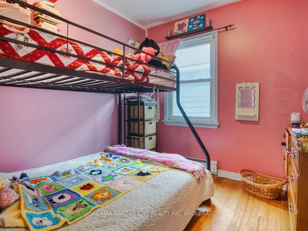 Photo 17 of 28 Charles Avenue, St. Catharines, Facer — HOMEH