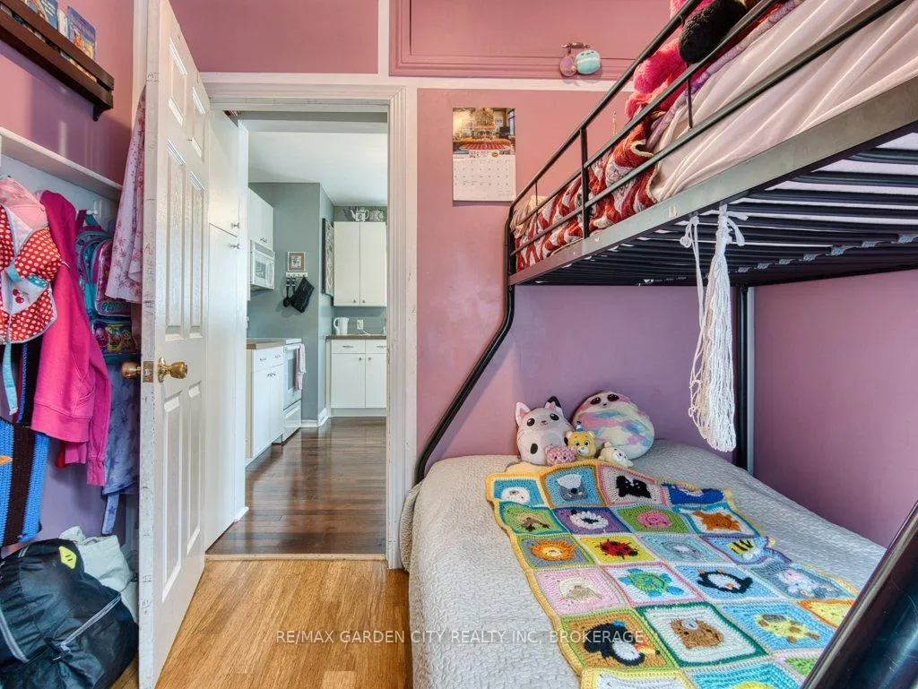 Photo 18 of 28 Charles Avenue, St. Catharines, Facer — HOMEH