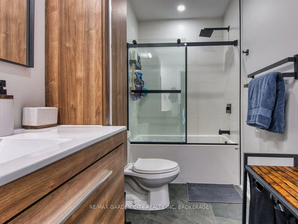 Photo 20 of 28 Charles Avenue, St. Catharines, Facer — HOMEH