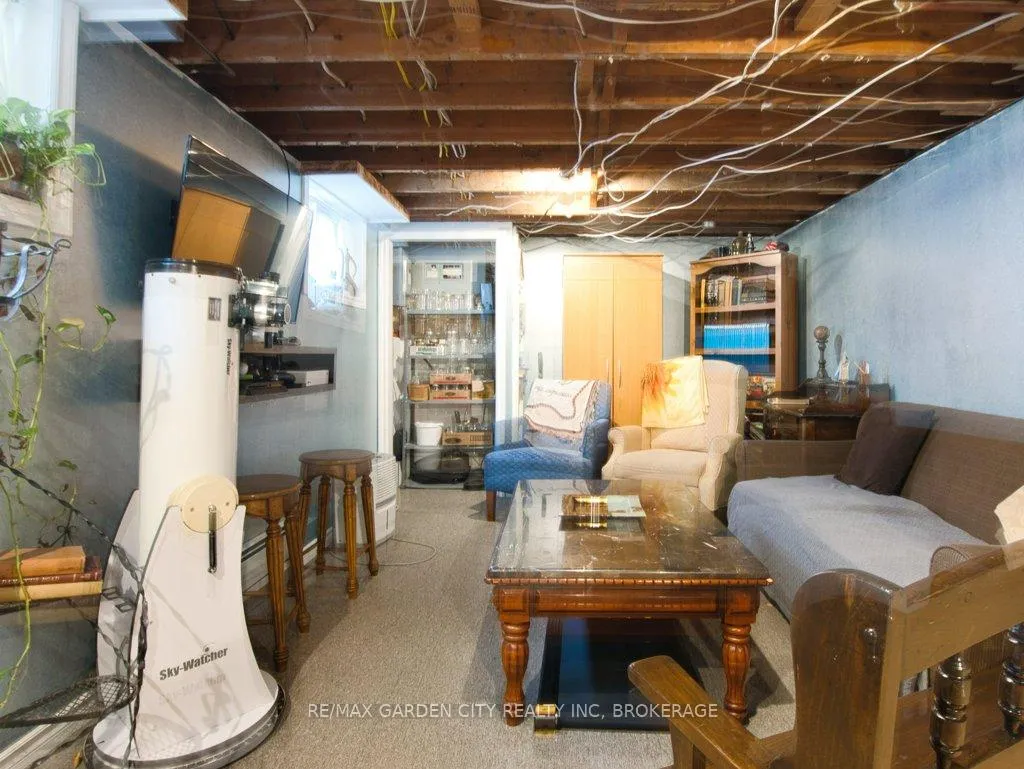 Photo 21 of 28 Charles Avenue, St. Catharines, Facer — HOMEH
