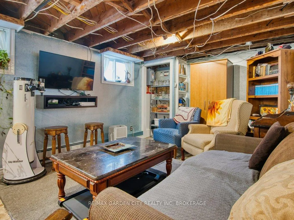 Photo 22 of 28 Charles Avenue, St. Catharines, Facer — HOMEH