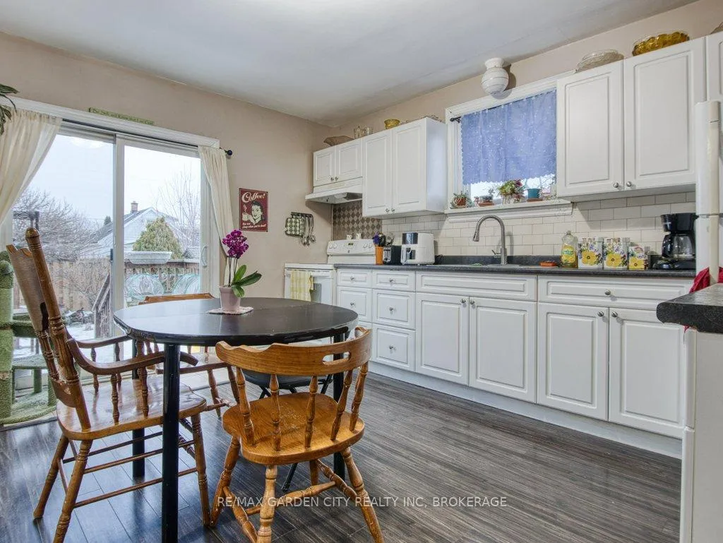Photo 27 of 28 Charles Avenue, St. Catharines, Facer — HOMEH