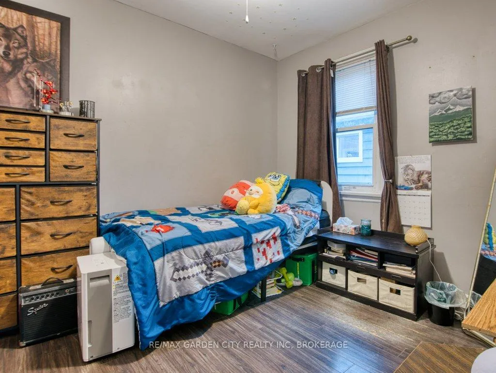 Photo 35 of 28 Charles Avenue, St. Catharines, Facer — HOMEH