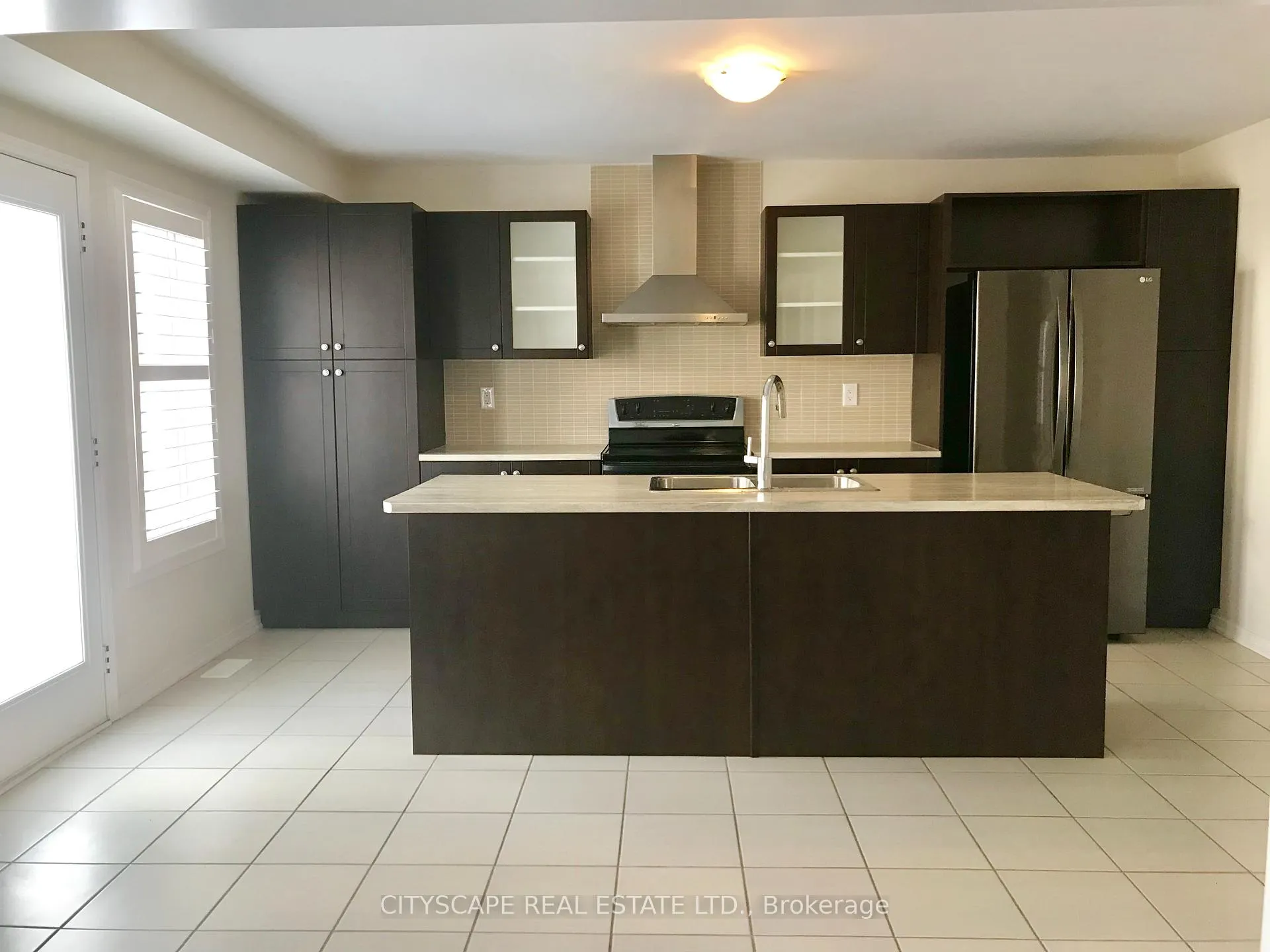 Photo 5 of 8600 Sweet Chestnut Drive, Niagara Falls, Brown — HOMEH