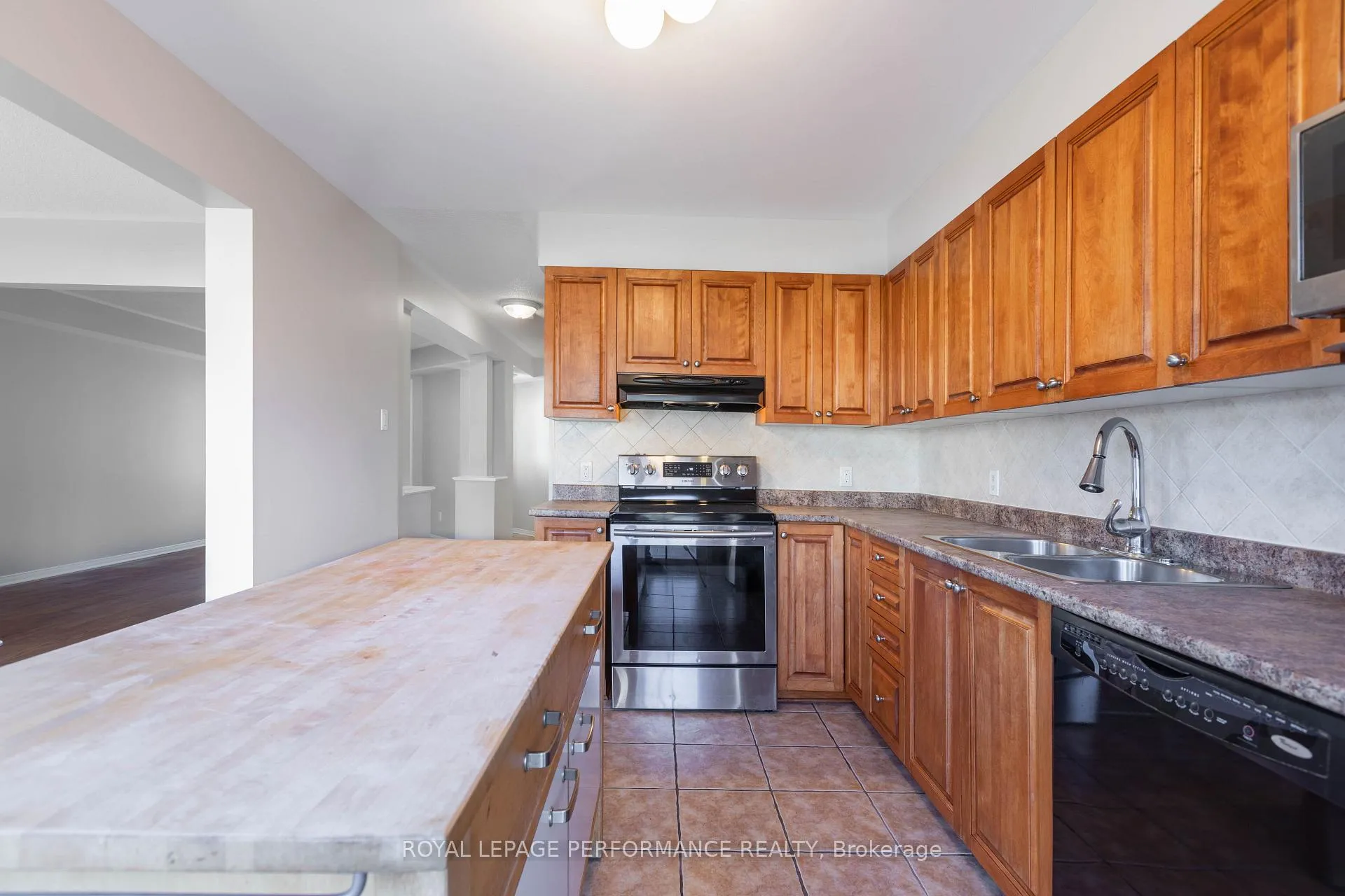 Photo 10 of 47 Steel Street, Ottawa, Beacon Hill South — HOMEH