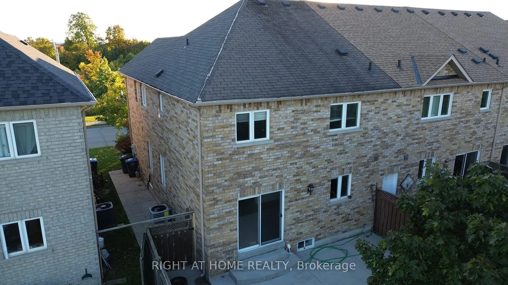Photo 3 of 71 Beavervalley Drive, Brampton, Fletcher's Meadow — HOMEH