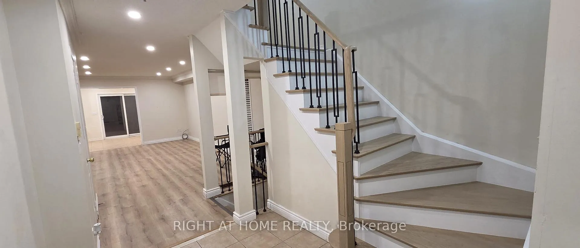 Photo 7 of 71 Beavervalley Drive, Brampton, Fletcher's Meadow — HOMEH