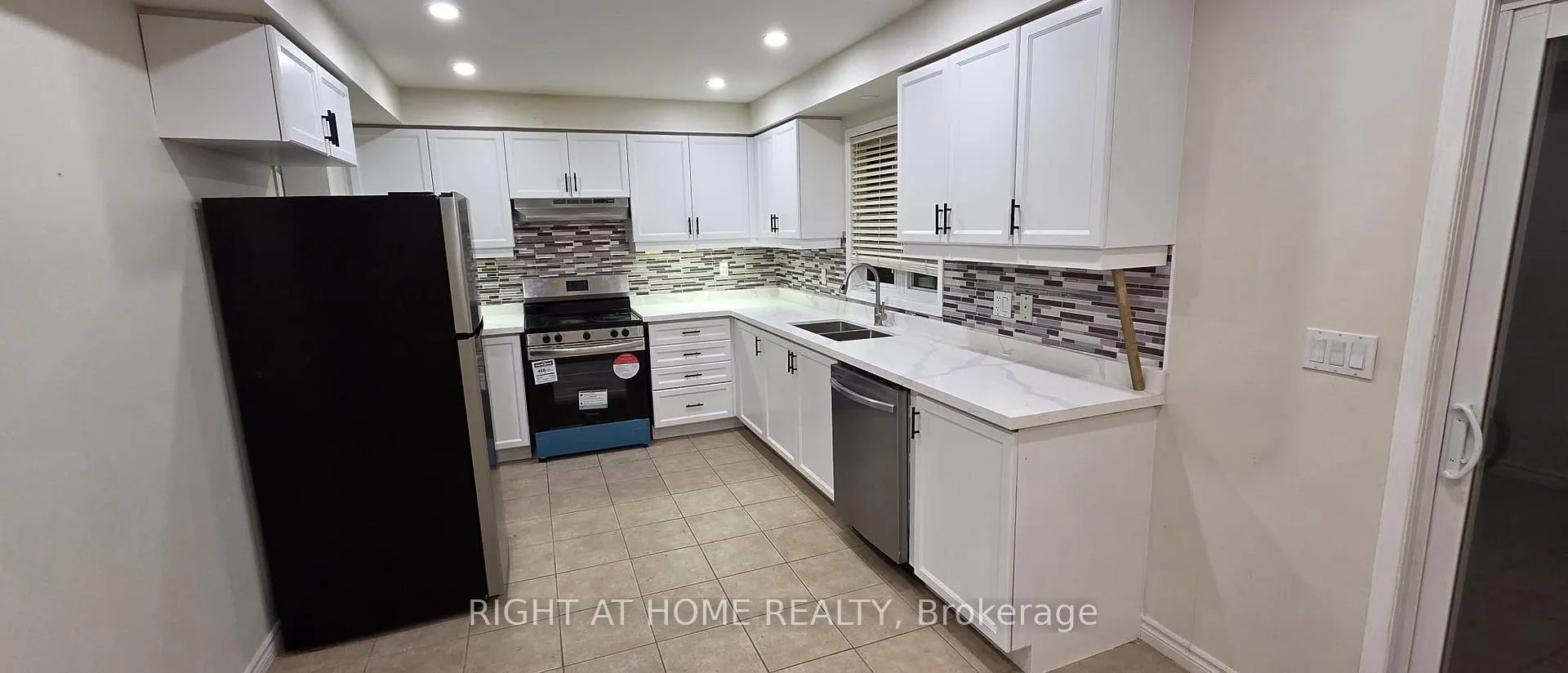 Photo 8 of 71 Beavervalley Drive, Brampton, Fletcher's Meadow — HOMEH