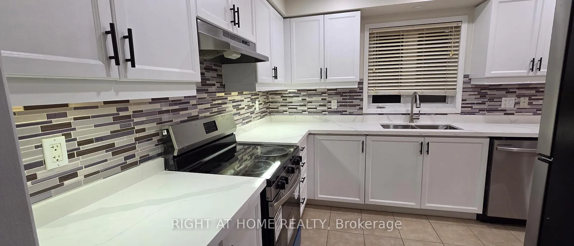 Photo 9 of 71 Beavervalley Drive, Brampton, Fletcher's Meadow — HOMEH