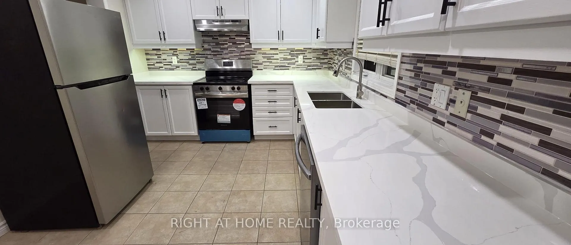 Photo 10 of 71 Beavervalley Drive, Brampton, Fletcher's Meadow — HOMEH