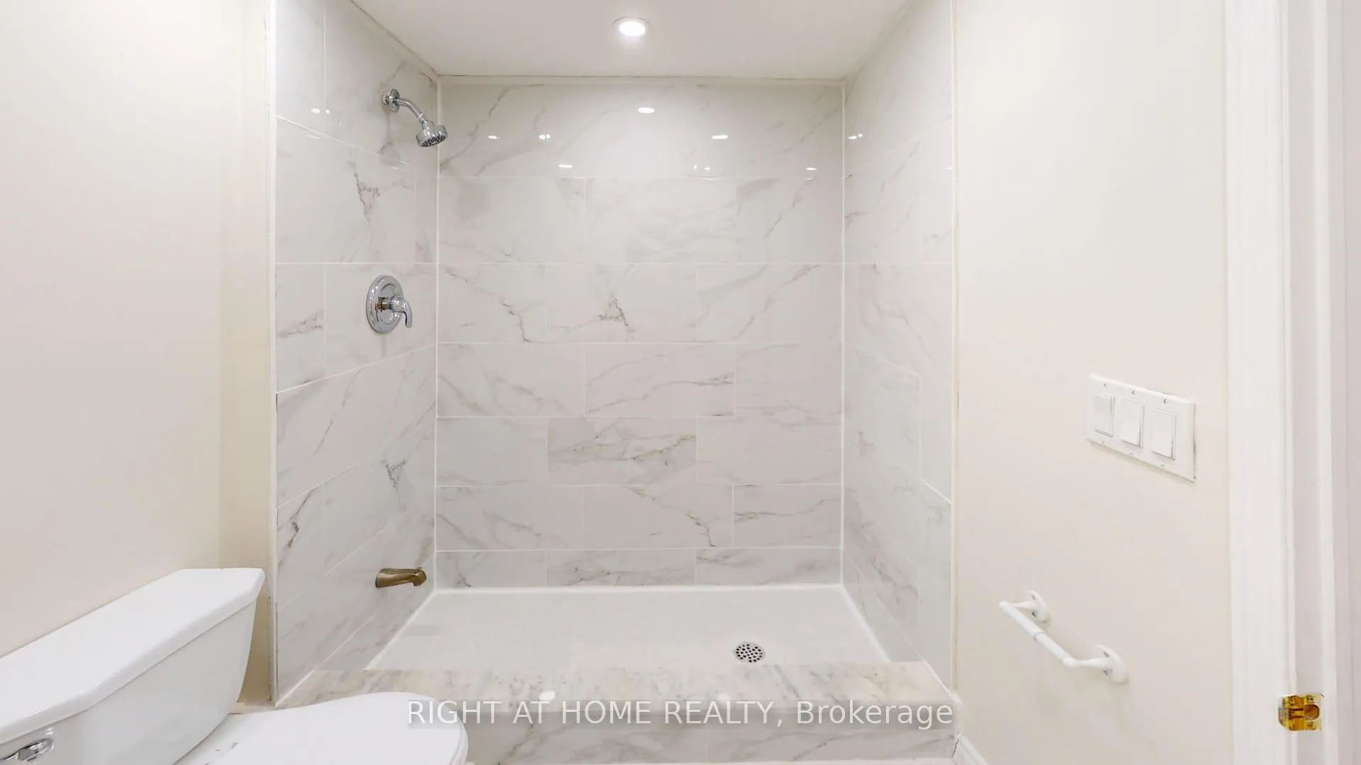 Photo 12 of 71 Beavervalley Drive, Brampton, Fletcher's Meadow — HOMEH