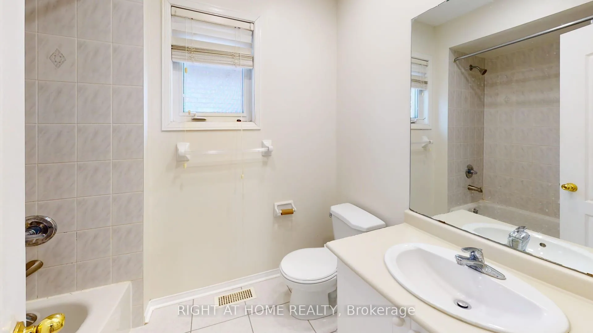Photo 13 of 71 Beavervalley Drive, Brampton, Fletcher's Meadow — HOMEH