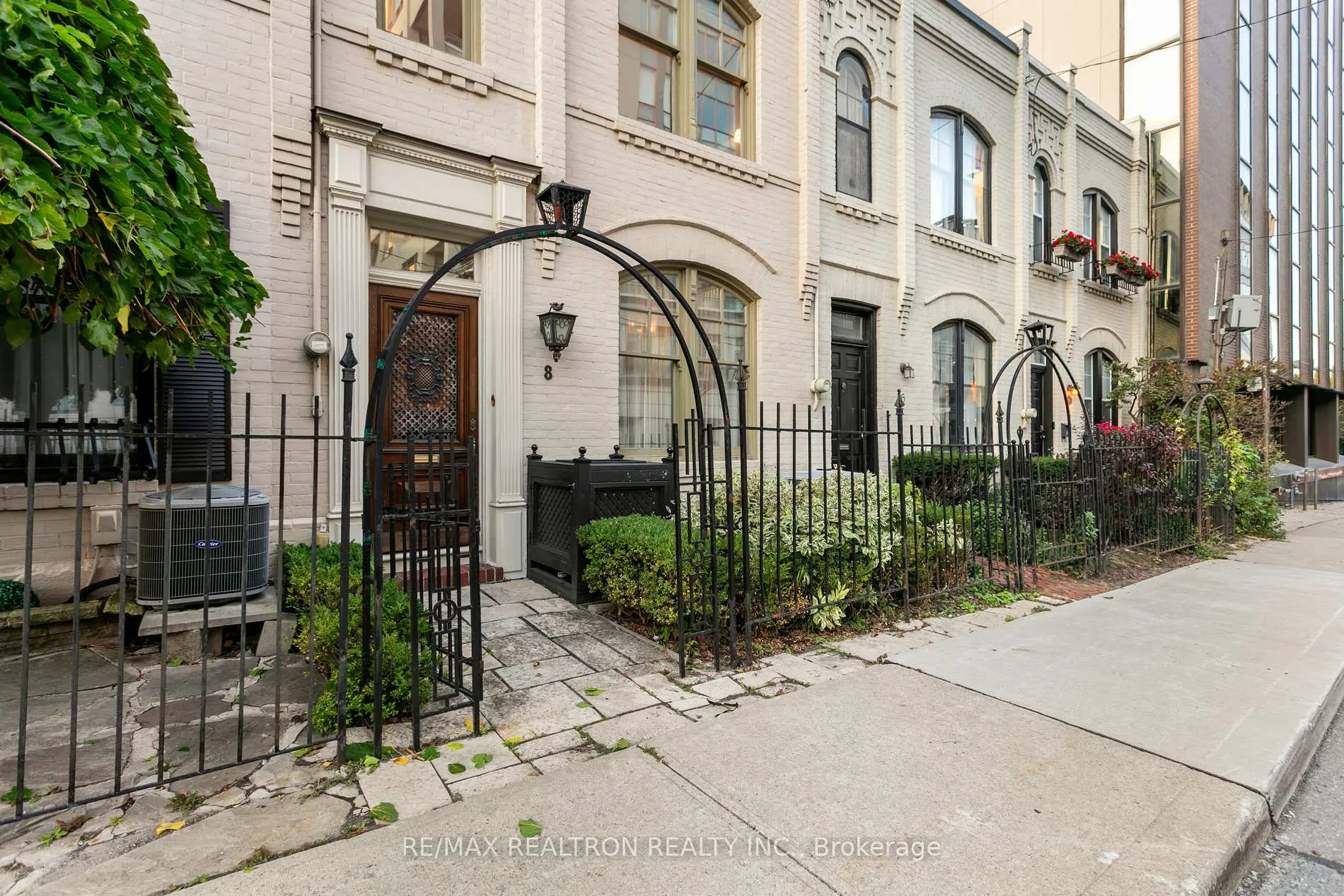 Photo 3 of 8 Belmont Street, Toronto, The Annex — HOMEH