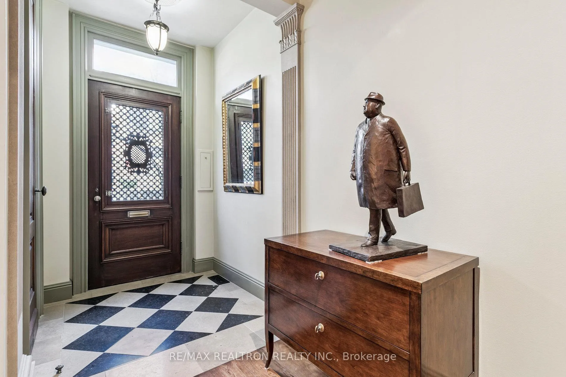 Photo 4 of 8 Belmont Street, Toronto, The Annex — HOMEH