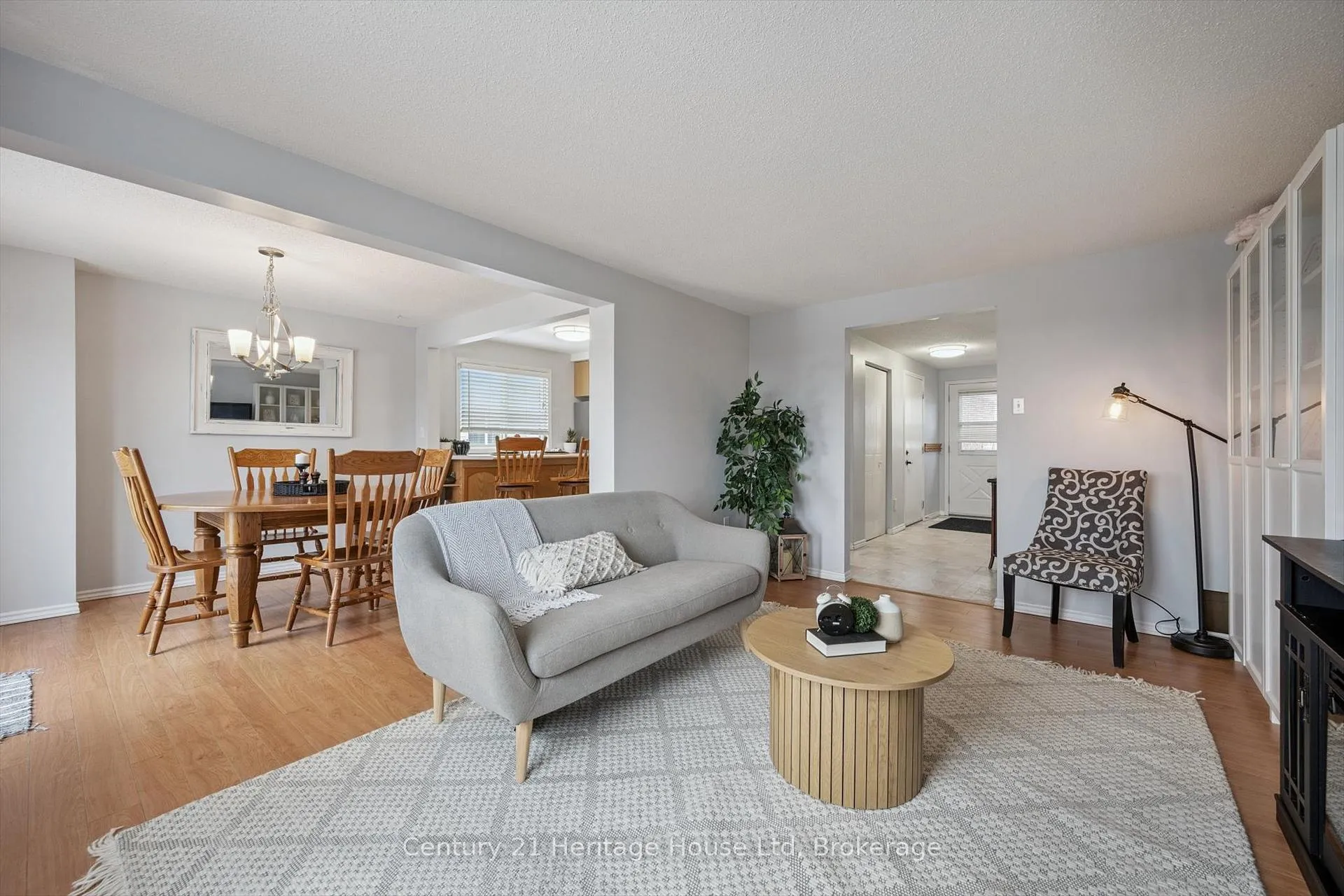 Photo 2 of 425 Misty Crescent, Kitchener, Grand River North — HOMEH