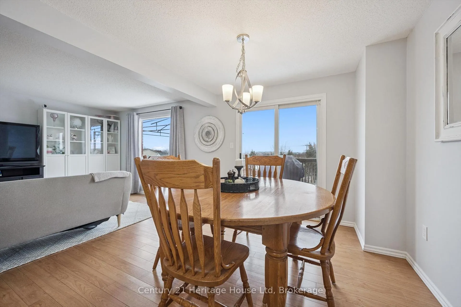 Photo 9 of 425 Misty Crescent, Kitchener, Grand River North — HOMEH