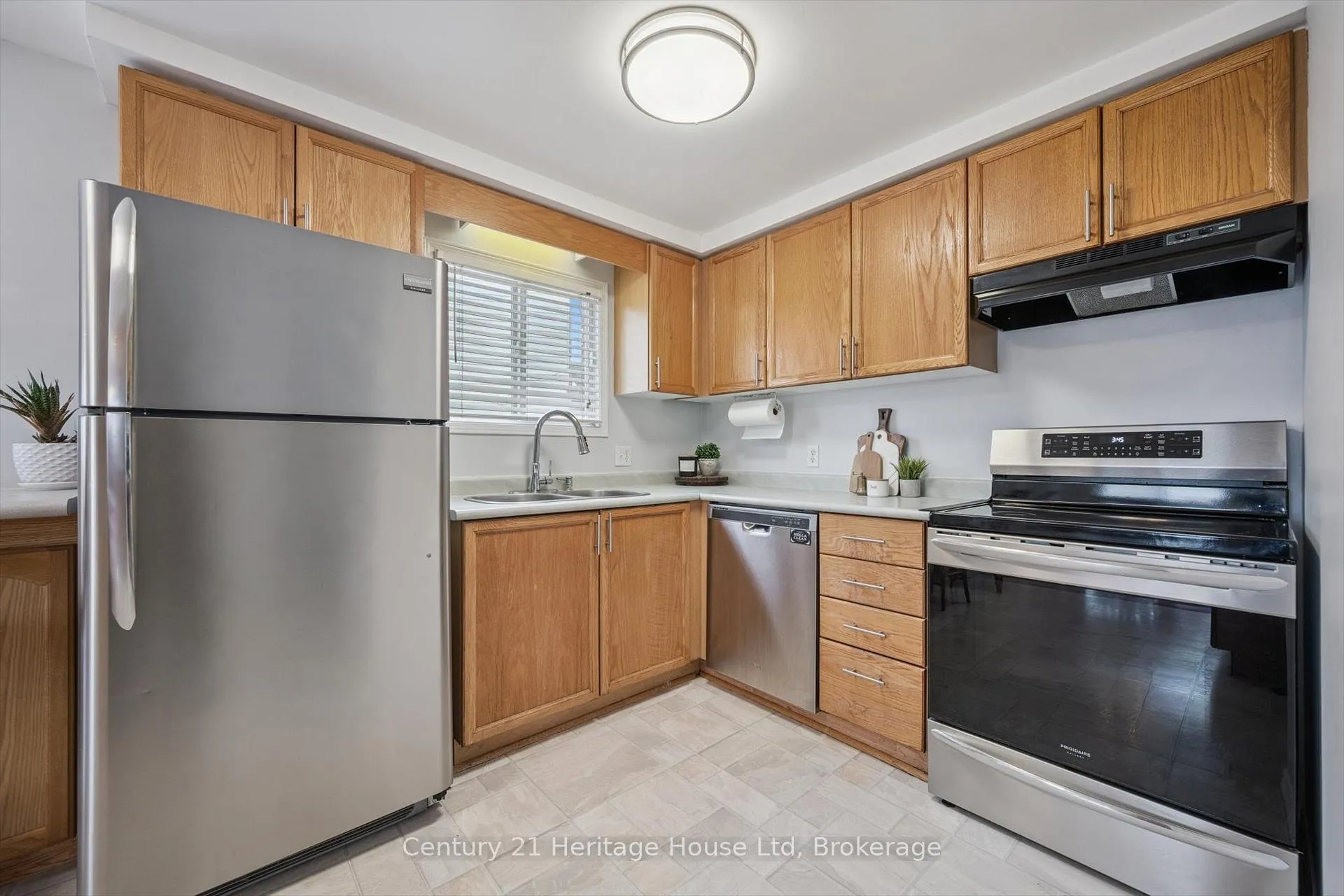 Photo 10 of 425 Misty Crescent, Kitchener, Grand River North — HOMEH