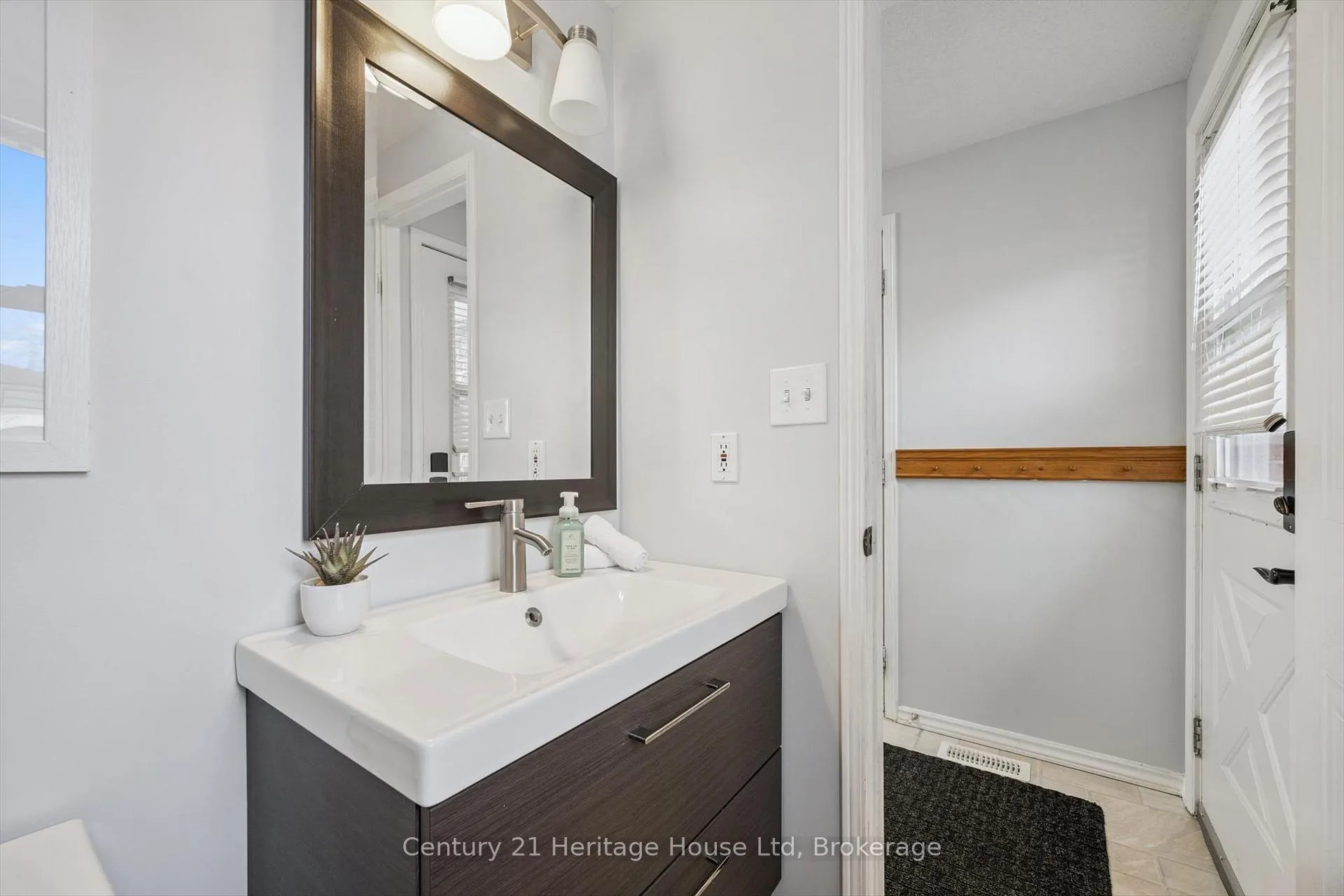 Photo 16 of 425 Misty Crescent, Kitchener, Grand River North — HOMEH