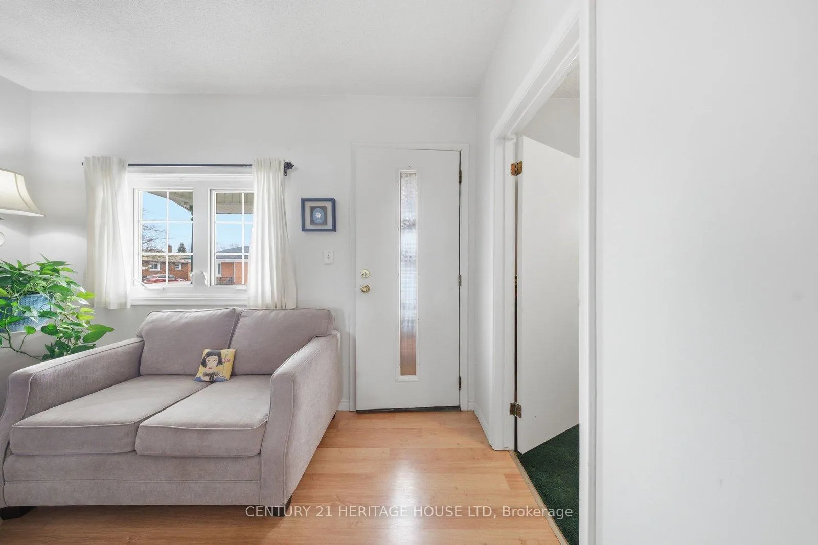 Photo 4 of 44 Curtis Street, Brantford — HOMEH