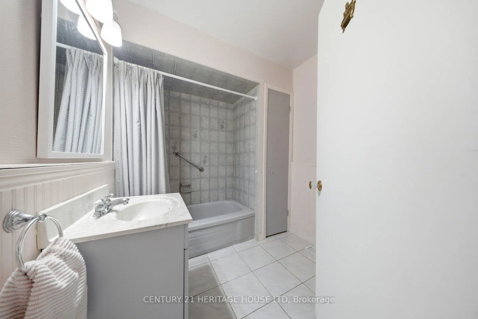 Photo 15 of 44 Curtis Street, Brantford — HOMEH