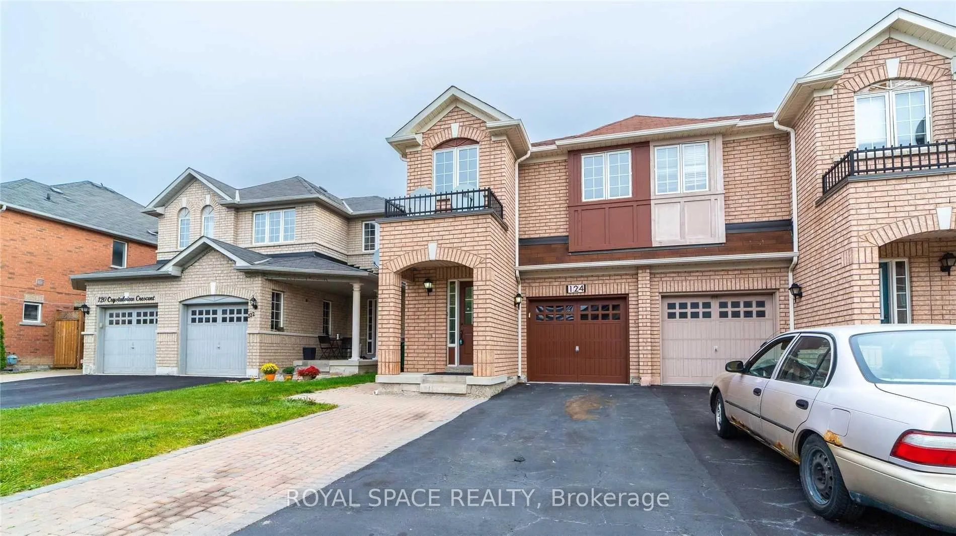 Front of 124 Crystalview Crescent